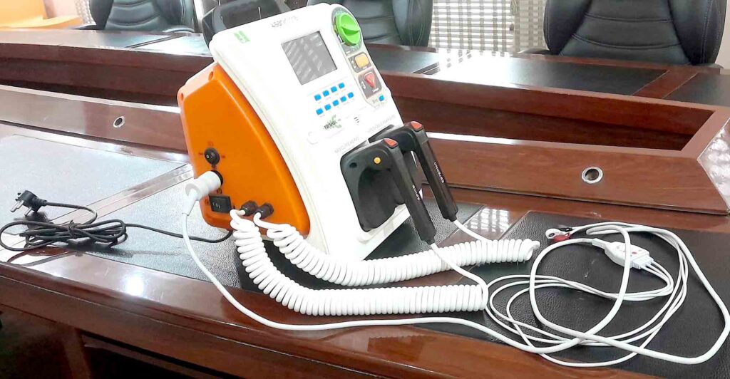 TRIPLE POWERED DEFIBRILATOR